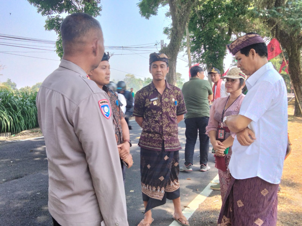 Pemangkasan Pohon Disepanjang Jalan Utama Jalur Denpasar - Singaraja